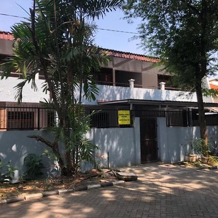 OYO 90482 Rumah Oma Syariah Kupang  Bagian luar foto