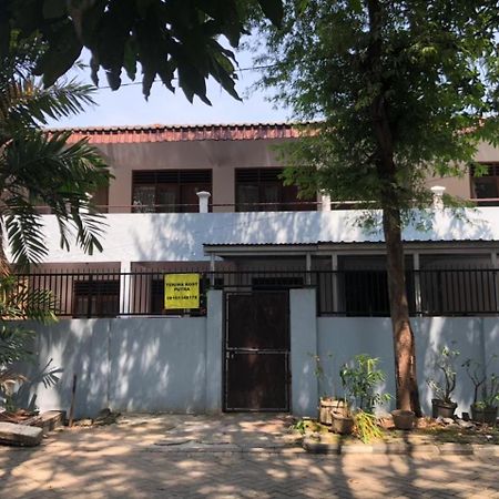 OYO 90482 Rumah Oma Syariah Kupang  Bagian luar foto